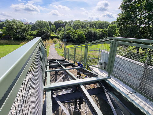 Ein Grünes Stahlgeländer angefertigt nach Vorgaben der Stadt Arnsberg zur Renovierung einer Brücke